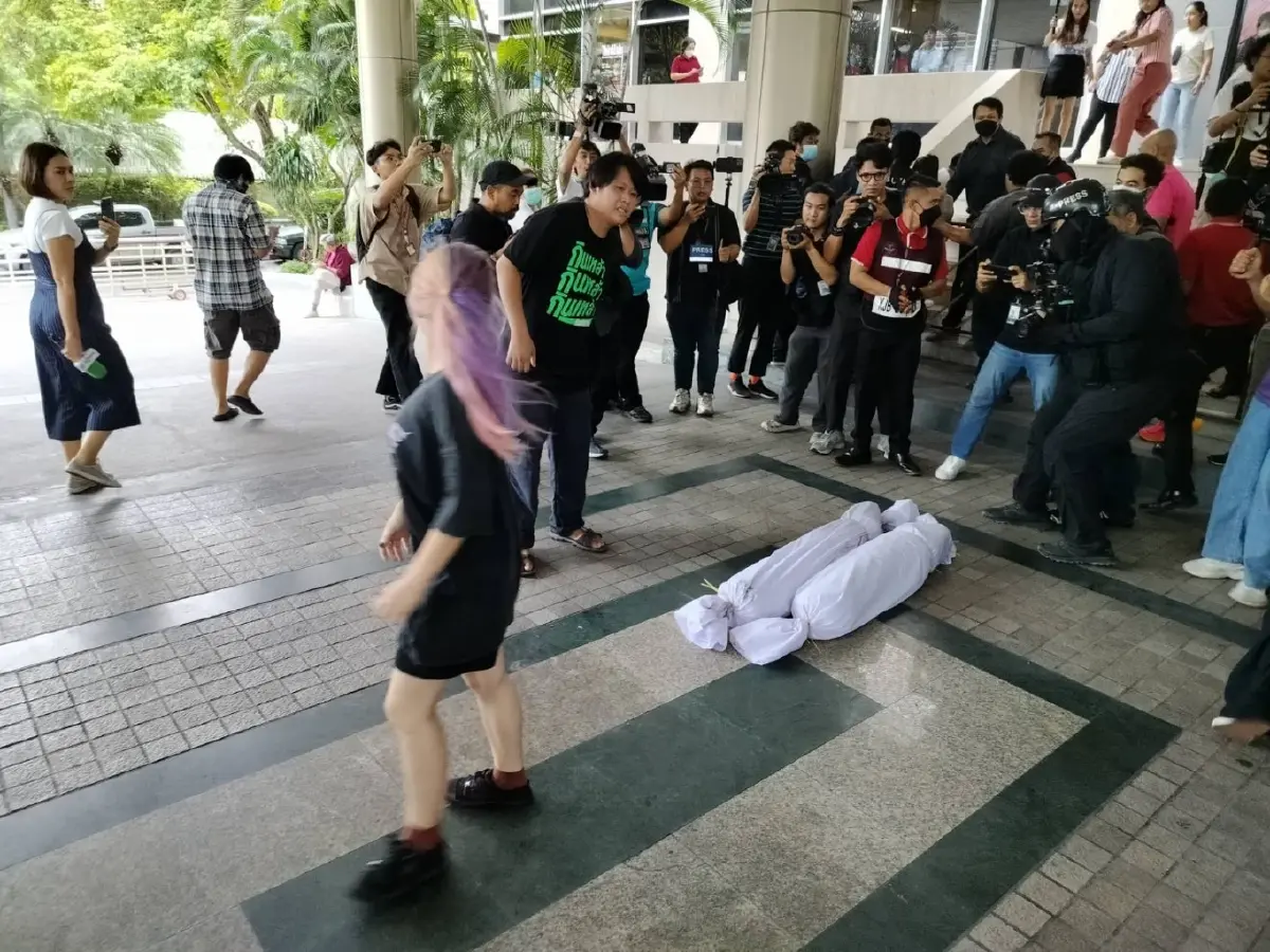 ม็อบเทน้ำแดงเผาหุ่นจำลองหน้าเพื่อไทย ไม่พอใจปมจับขั้วใหม่ตั้งรัฐบาล