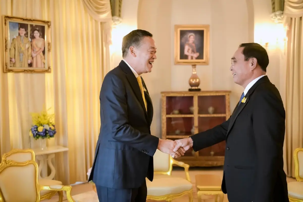 ประยุทธ์นำเศรษฐาทัวร์ทำเนียบฯ 2ฝ่ายยิ้มแย้มจับมือชื่นมื่น