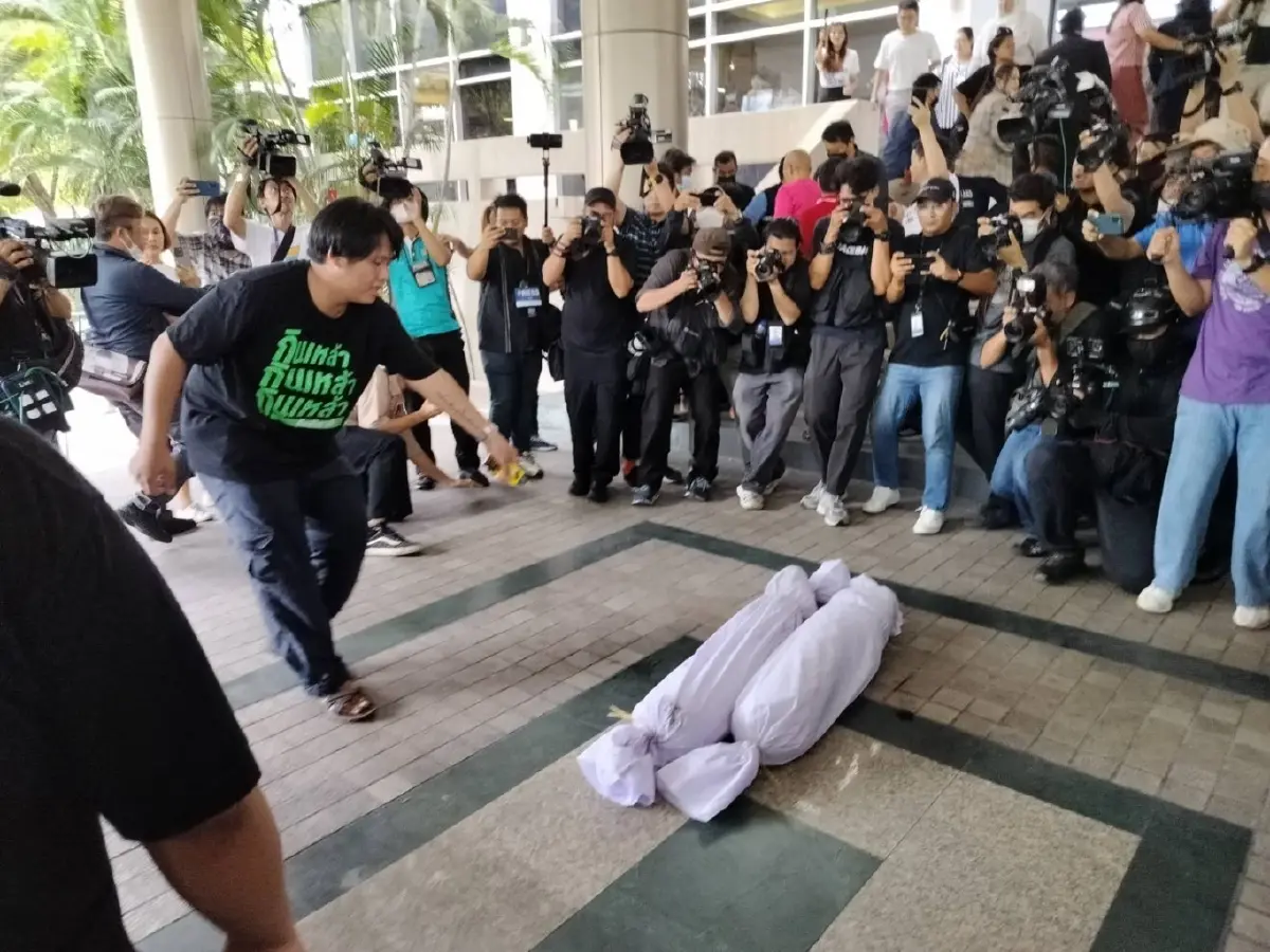 ม็อบเทน้ำแดงเผาหุ่นจำลองหน้าเพื่อไทย ไม่พอใจปมจับขั้วใหม่ตั้งรัฐบาล