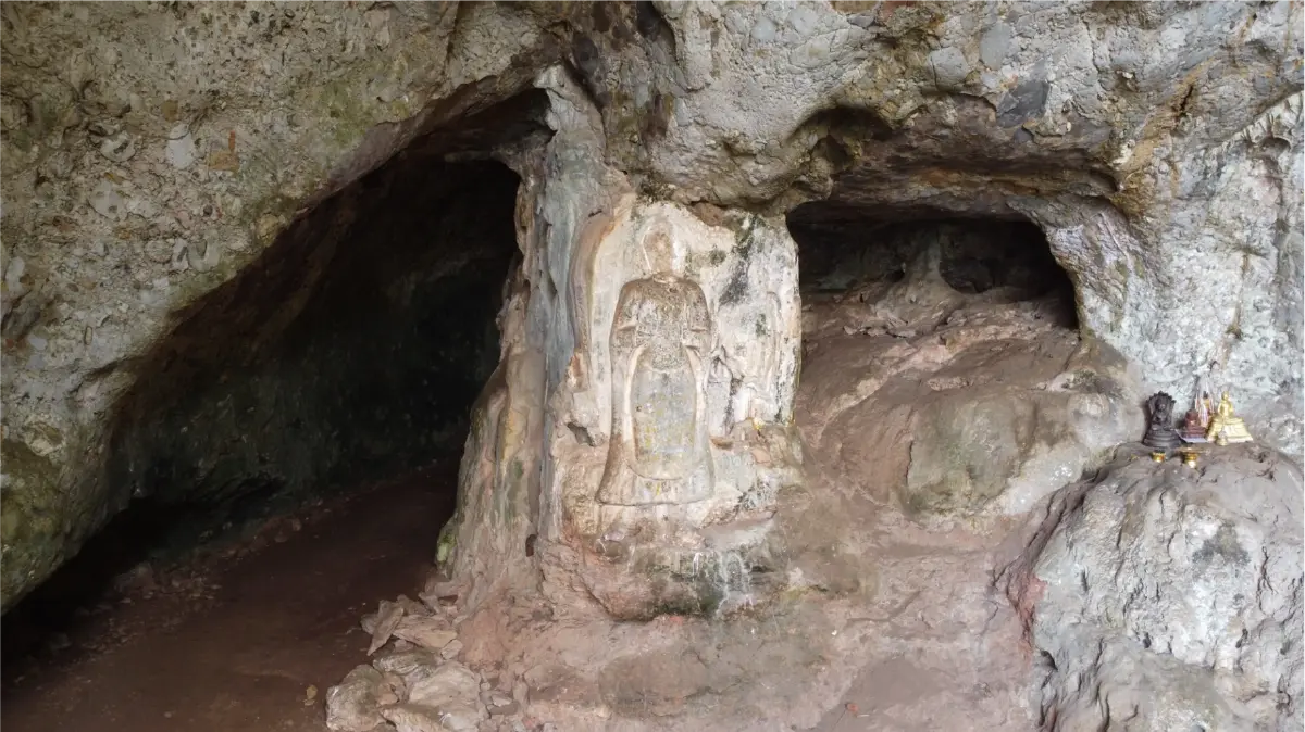 ภาพแกะสลักที่ปรากฎอยู่บนเขาถมอรัตน์