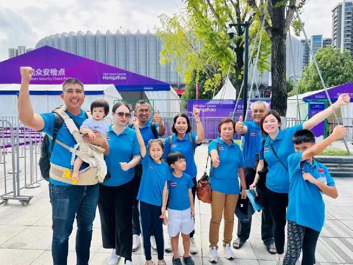 ครอบครัว วงศ์พัฒนกิจ ได้รับตั๋วจากกองเชียร์ชาวจีนให้เข้าไปเชียร์ เทนนิส ได้สำเร็จ