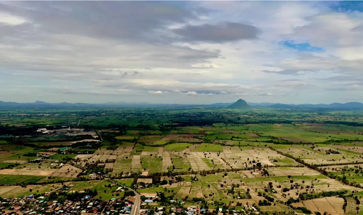 เขาถมอรัตน์ซึ่งขึ้นมาโดดเดี่ยวท่ามกลางที่ราบ