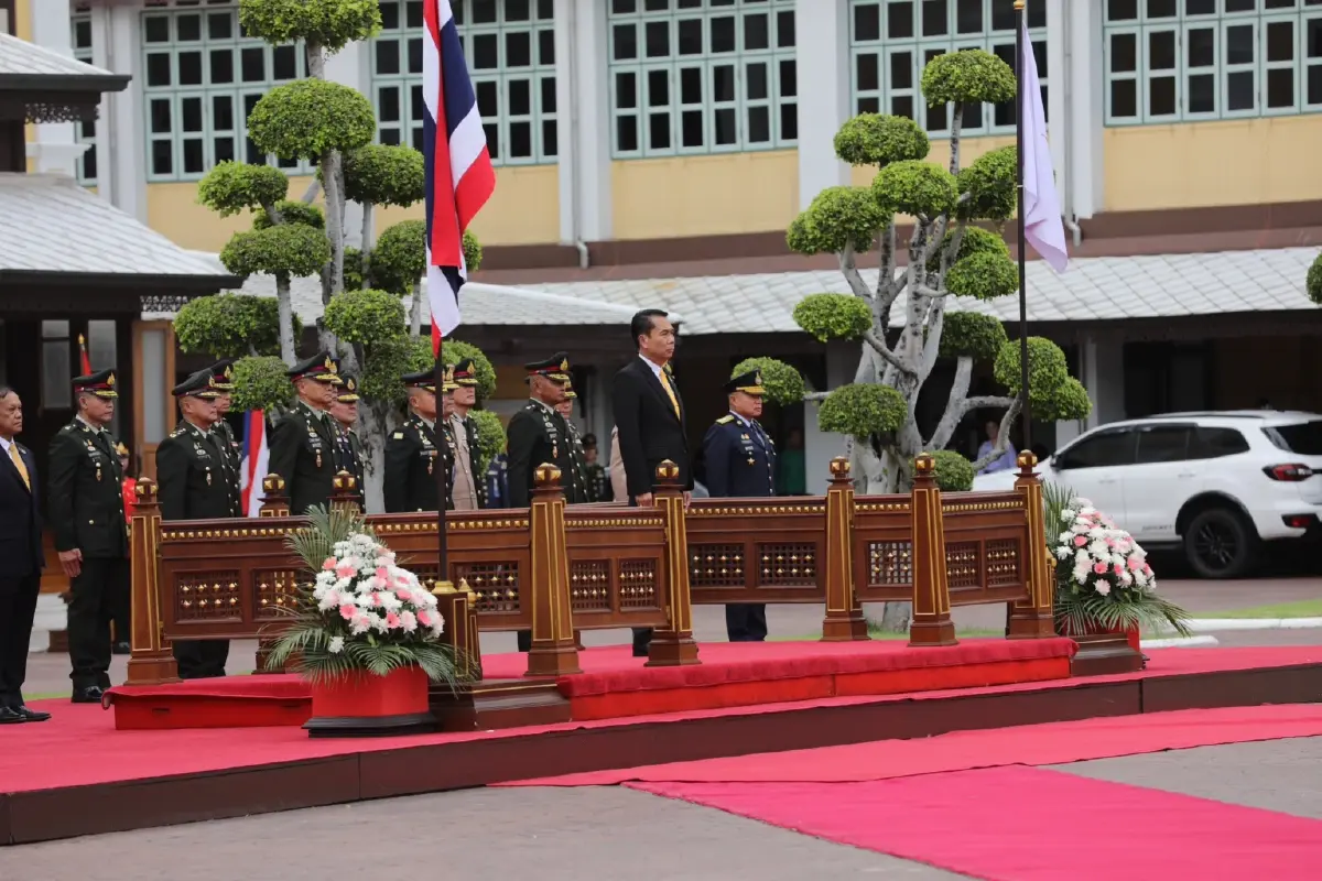 สุทิน คลังแสงพลเรือนคนแรกที่ไม่ใช่นายกฯ ตรวจแถวเกียรติยศ3เหล่าทัพ
