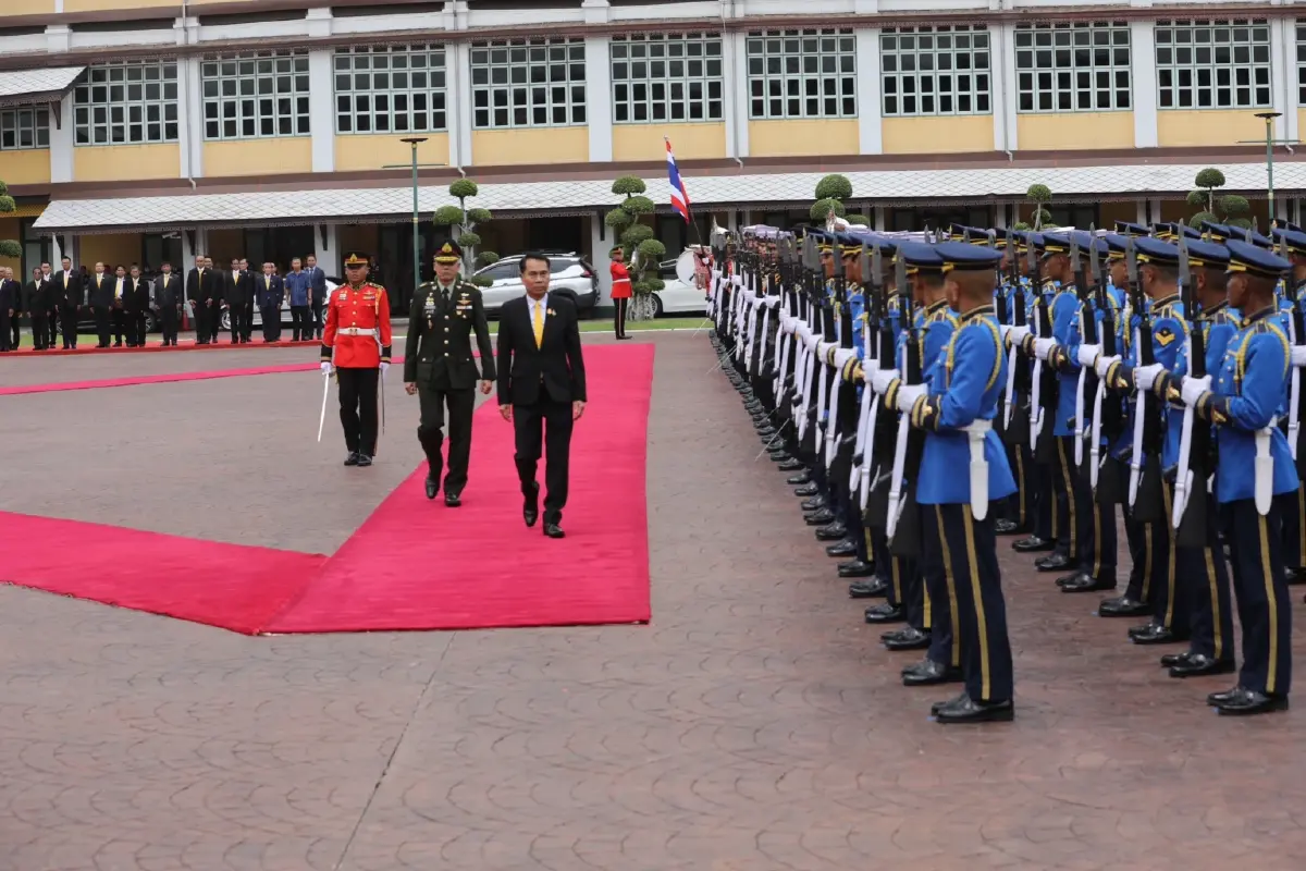 สุทิน คลังแสงพลเรือนคนแรกที่ไม่ใช่นายกฯ ตรวจแถวเกียรติยศ3เหล่าทัพ