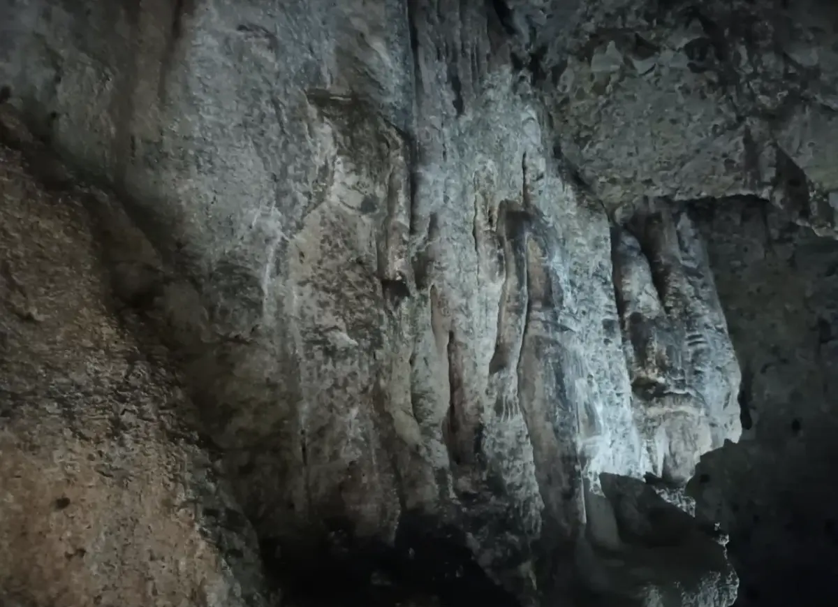 ส่วนหนึ่งของภาพแกะสลักบนเขาถมอรัตน์ที่หายไปจากการโจรกรรม