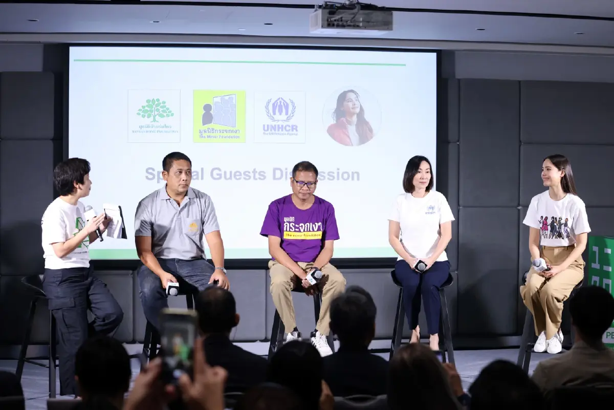 บรรยากาศการแถลงข่าวร่วมกับมูลนิธิต่างๆ ที่ยูนิโคล่ส่งมอบเสื้อหนาวที่ได้รับบริจาค