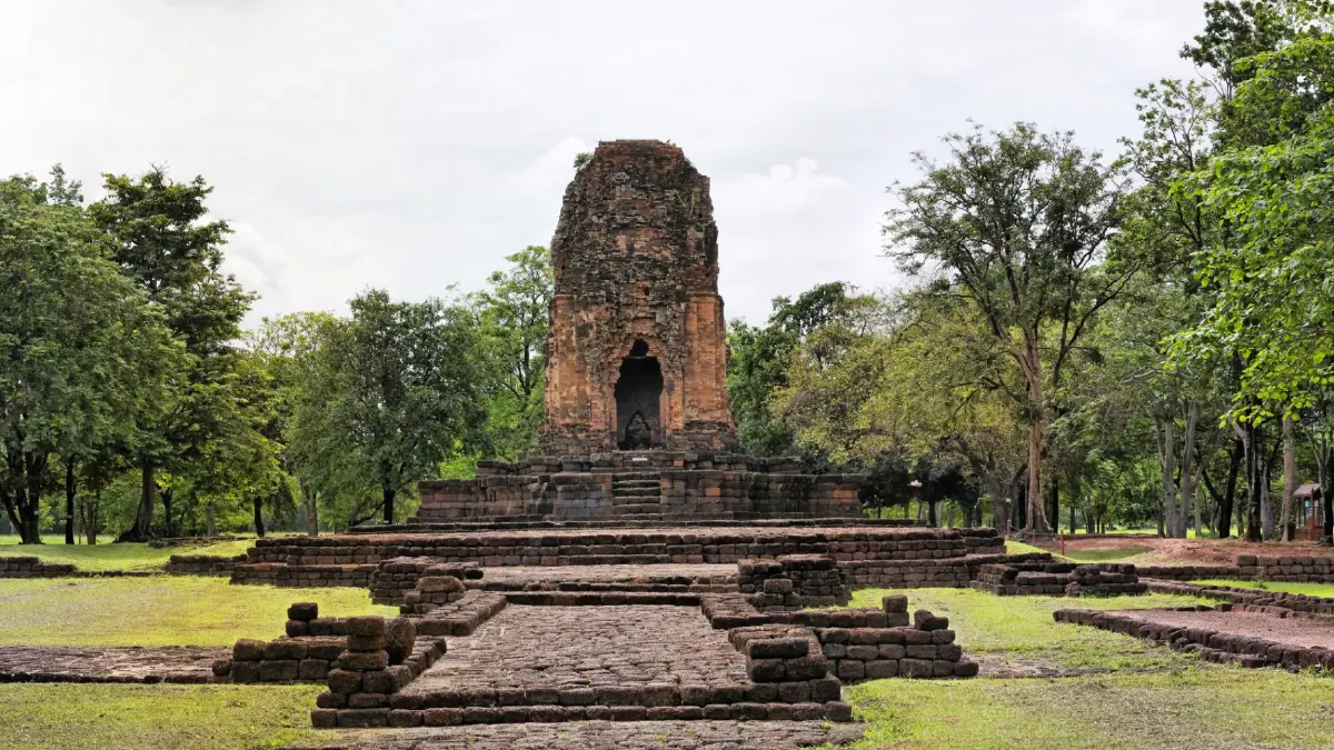ปรางค์ศรีเทพ อยู่บริเวณด้านในคันน้ำคูดินของเมืองโบราณศรีเทพ