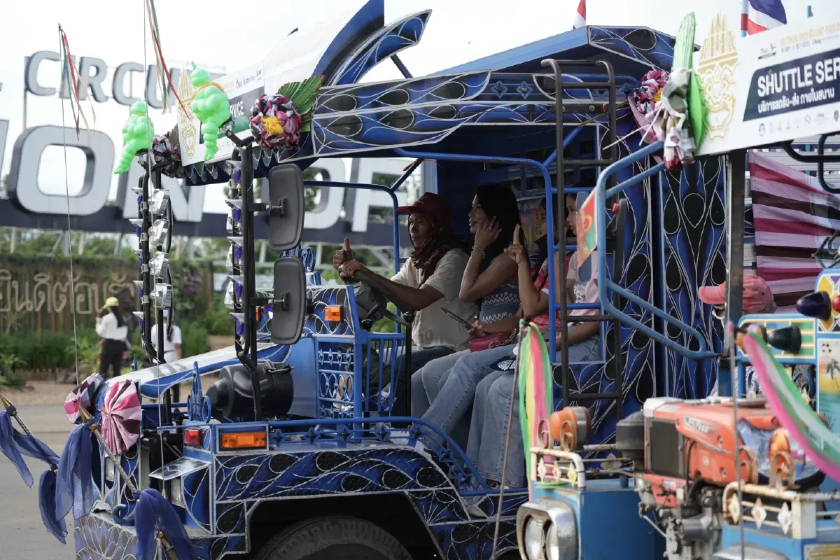 สีสันนอกสนาม "ชัตเตอร์แต๋น" พร้อมรับ-ส่ง นักท่องเที่ยวโมโตจีพีจากทั่วโลก