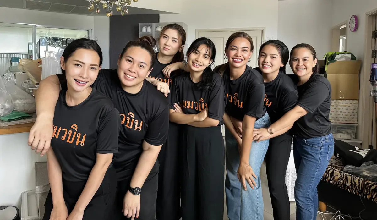 คุณอิม (คนที่สามจากด้านขวามือของภาพ) และทีมงาน