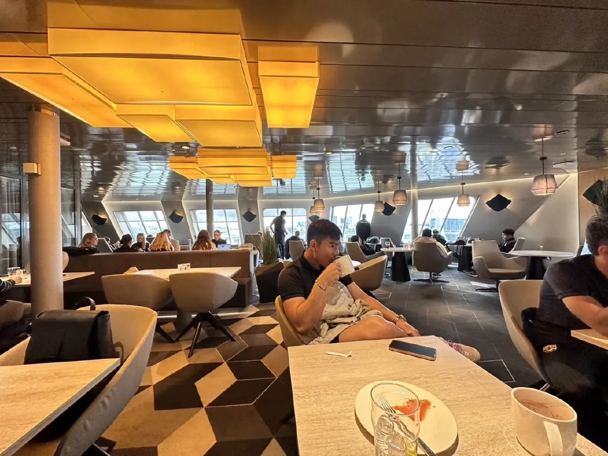 ใครว่าเดินทางลำบาก ! มาดามแป้งโพสต์ แข้งช้างศึก นั่งเรือตั๋วหรูก่อนกลับไทย