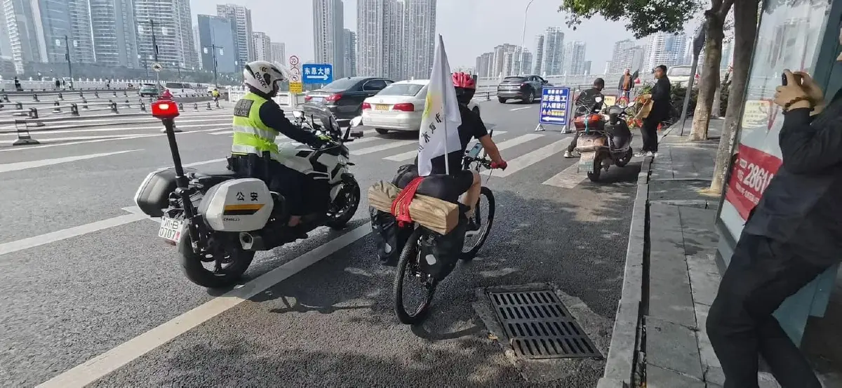 อยากฝึกมวยกับฮีโร่ ! "หญิงชาวจีน" ปั่นจักรยาน 4,000 กิโลเมตรมาหา "บัวขาว"