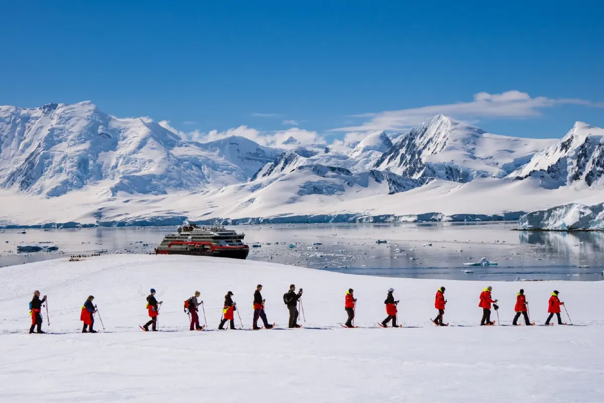 MS Roald Amundsen จาก Hurtigruten Expeditions เป็นเรือสำราญที่ใช้แบตเตอรี่แบบไฮบริดลำแรกในโลก เครดิตภาพ: Espen Mills/Hurtigruten