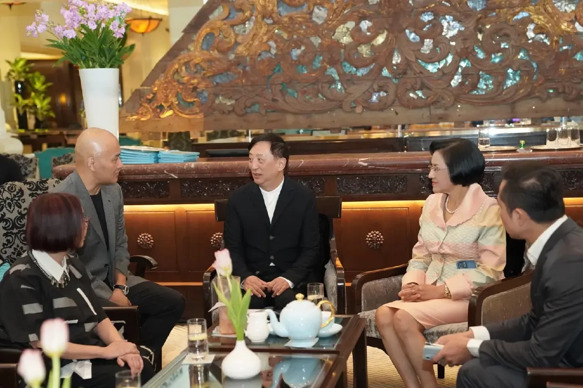 นางนลินี ทวีสิน ผู้แทนการค้าไทยพูดคุยกับนายเควิน หยาง ประธานสมาคมนักออกแบบแฟชั่นฮ่องกง 