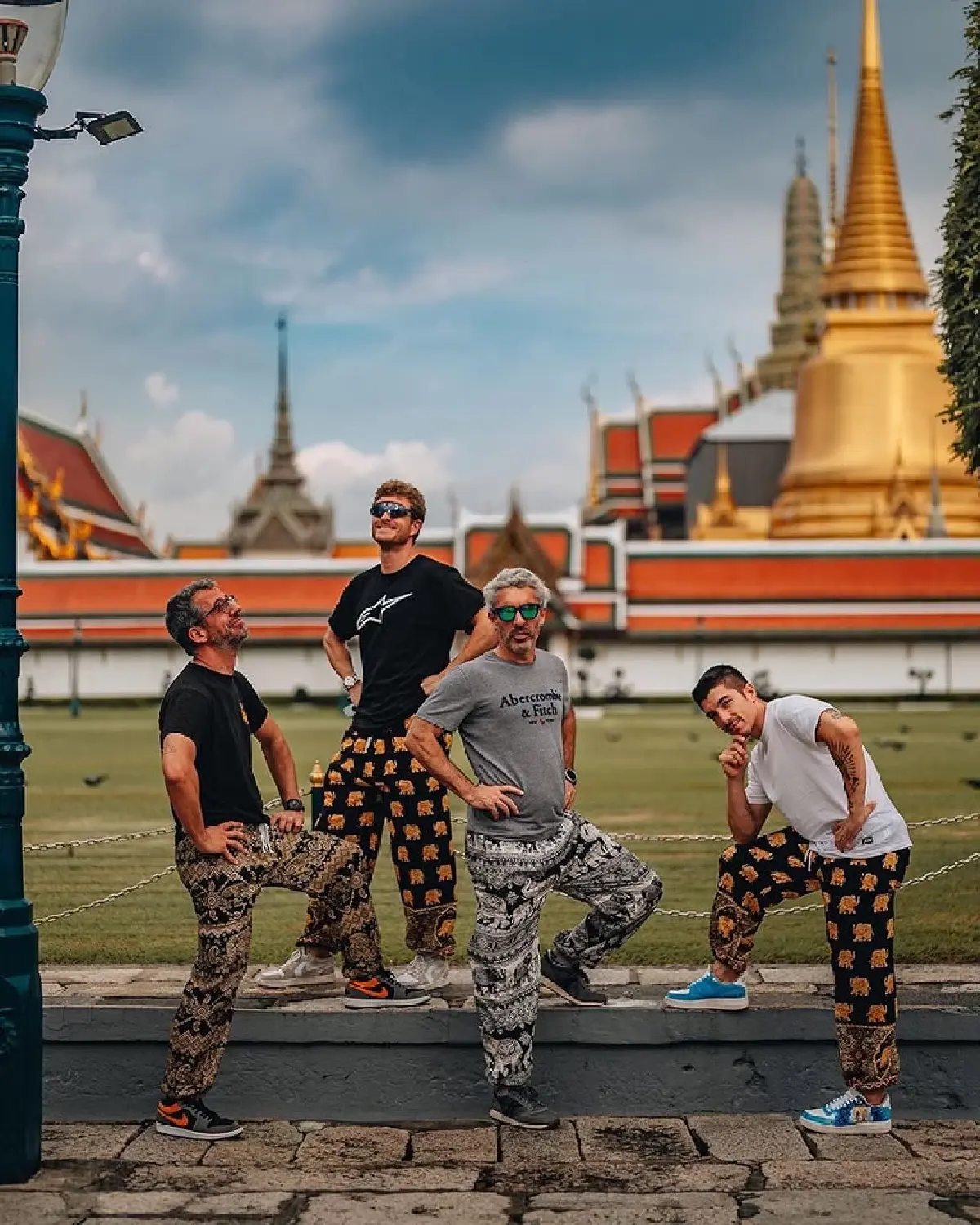 มาเวอริค บีญาเรสและทีมงานกับกางเกงช้างอันเลื่องชื่อ