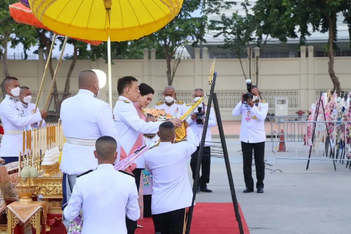 ในหลวง พระราชินี ทรงวางพวงมาลา เนื่องในวันปิยมหาราช พุทธศักราช2566