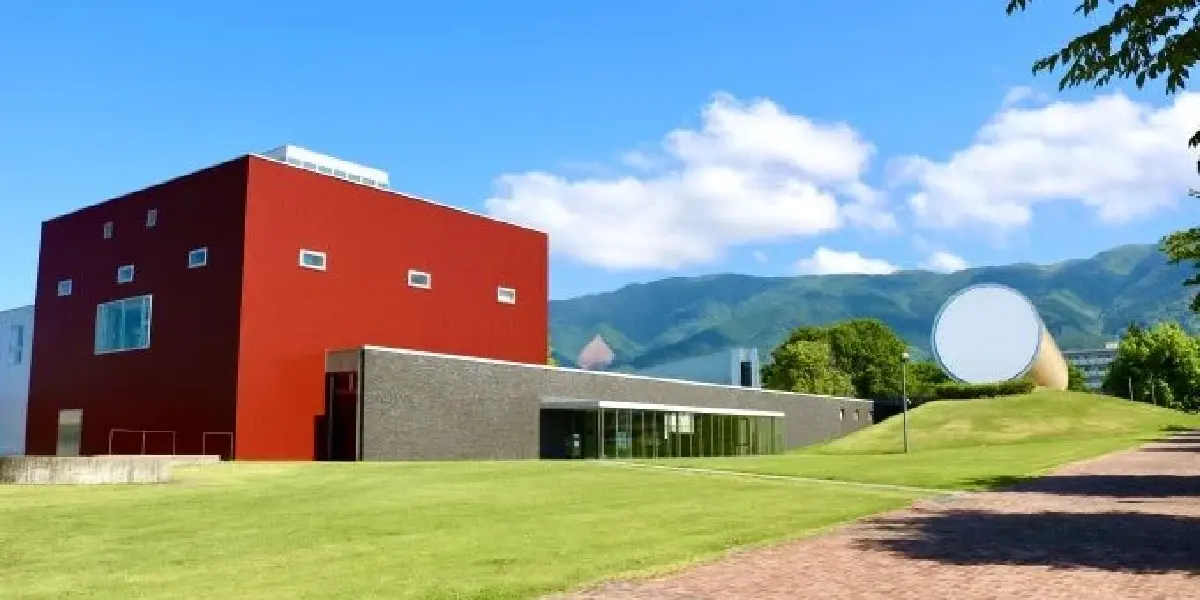 หมู๋บ้าน Nagi แวดล้อมด้วยภูเขาและทุ่งนา