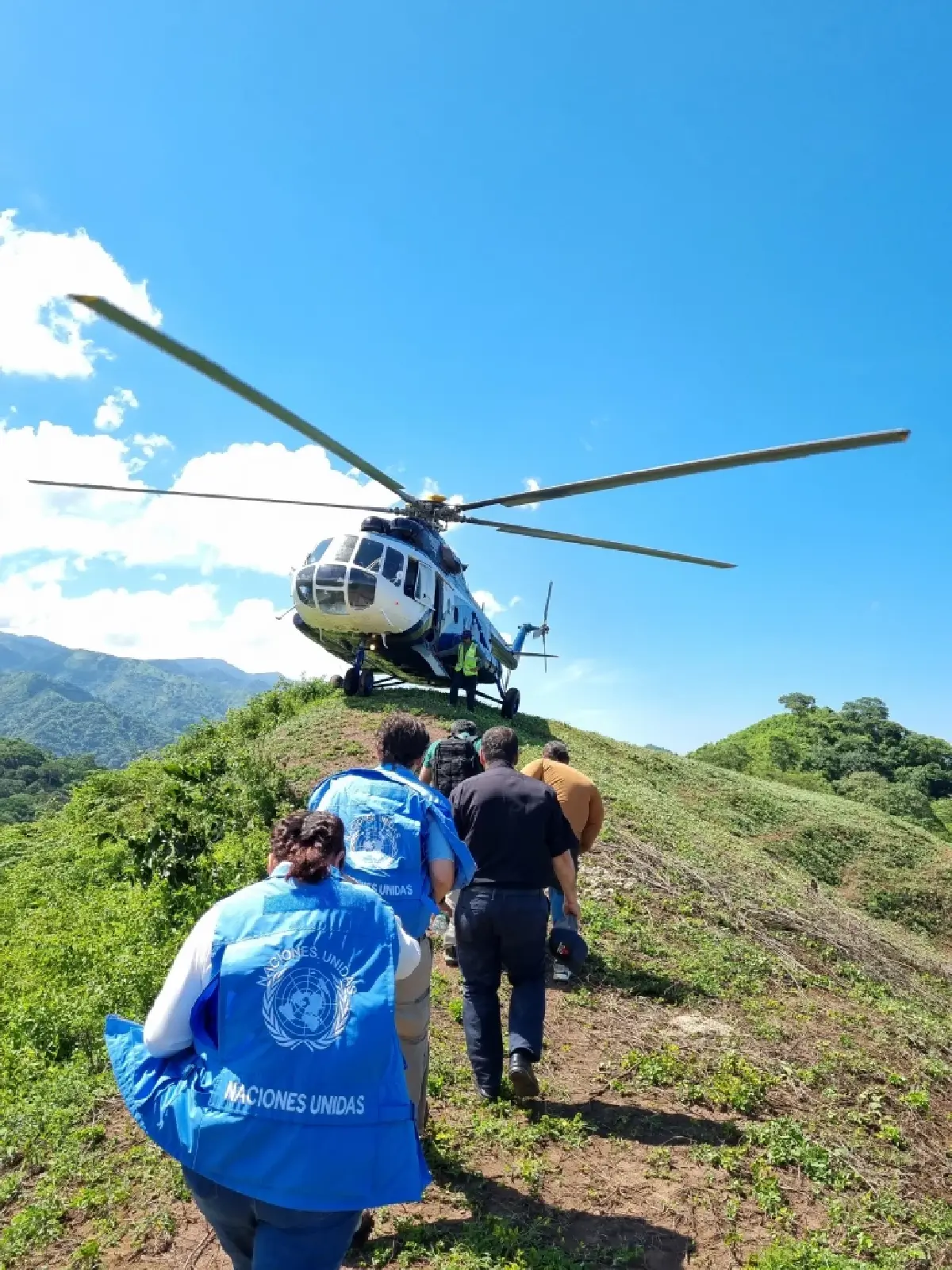 พ่อหลุยส์ ดิอาซ ระหว่างถูกนำตัวกลับโดยเฮลิคอปเตอร์