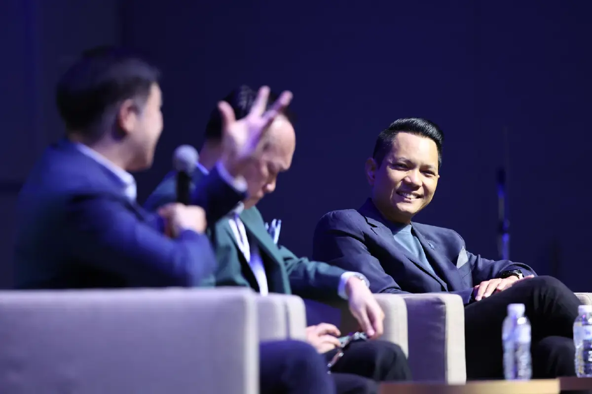 (ขวามือ) คุณภารุจ ดาวราย 