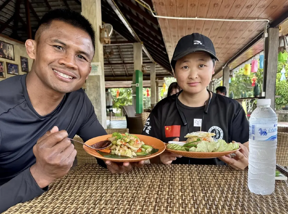 สาวจีนปั่นจักรยานถึงไทยแล้ว บัวขาวต้อนรับอบอุ่น จับลงแขกเกี่ยวข้าวทันที