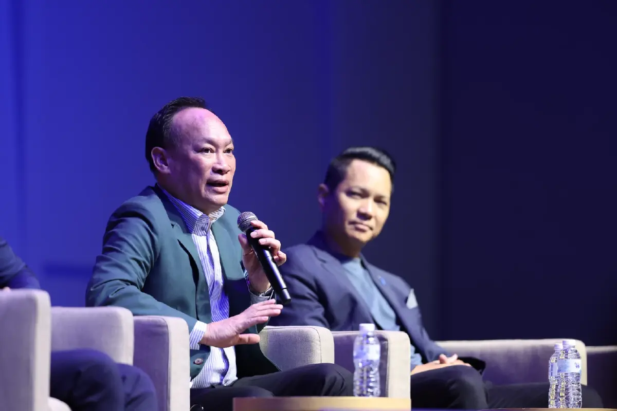 (ซ้ายมือ) คุณรติ พันธุ์ทวี นายกสมาคมโฆษณาแห่งประเทศไทย