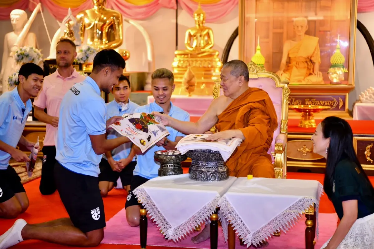 ทีมชาติไทย กราบนมัสการ เจ้าคุณธงชัย เอาฤกษ์เอาชัยก่อนคัดบอลโลก