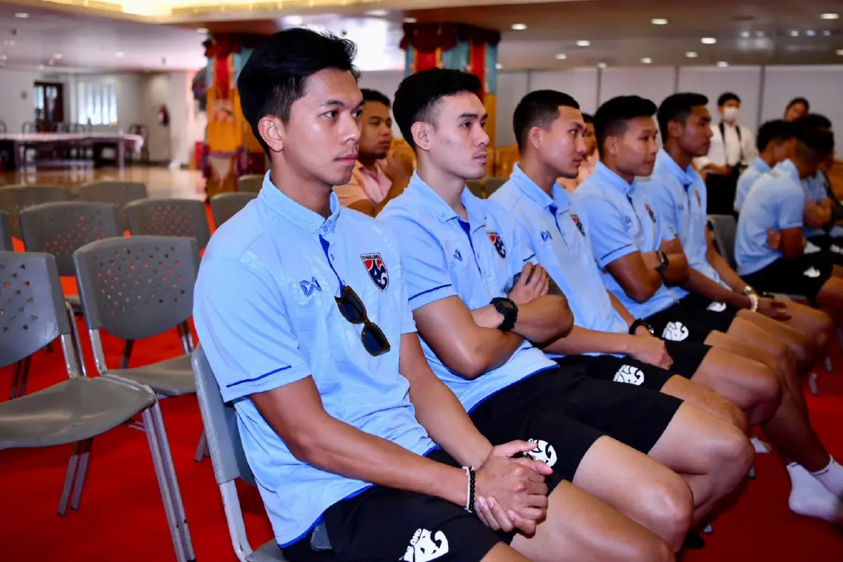 ทีมชาติไทย กราบนมัสการ เจ้าคุณธงชัย เอาฤกษ์เอาชัยก่อนคัดบอลโลก