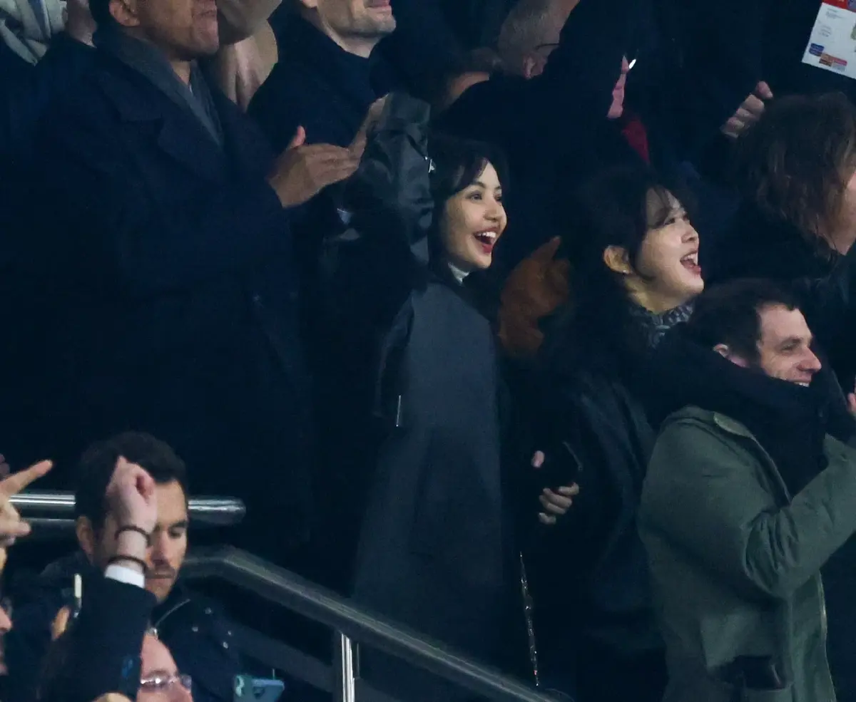 แจกความสดใส ! "ลิซ่า BLACKPINK" ชมเกม แชมเปี้ยนส์ลีก "เปแอสเช - นิวคาสเซิล"