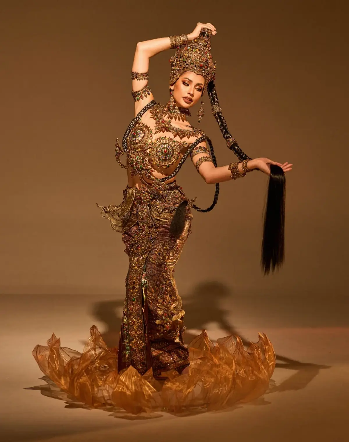 แอนโทเนียในชุดประจำชาติ