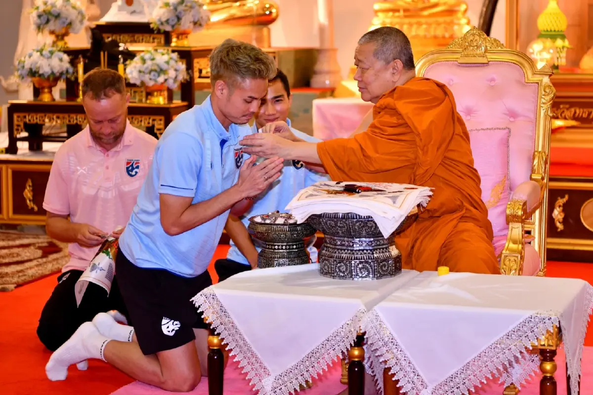 ทีมชาติไทย กราบนมัสการ เจ้าคุณธงชัย เอาฤกษ์เอาชัยก่อนคัดบอลโลก