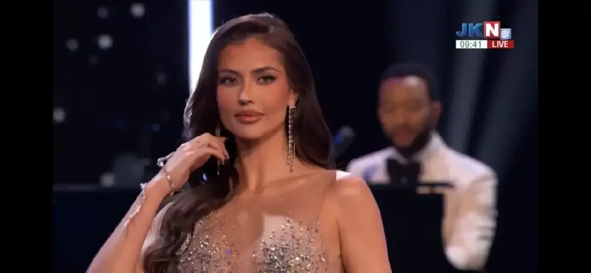 แอนโทเนียโดยมี John Legend บรรเลงเพลงด้านหลัง