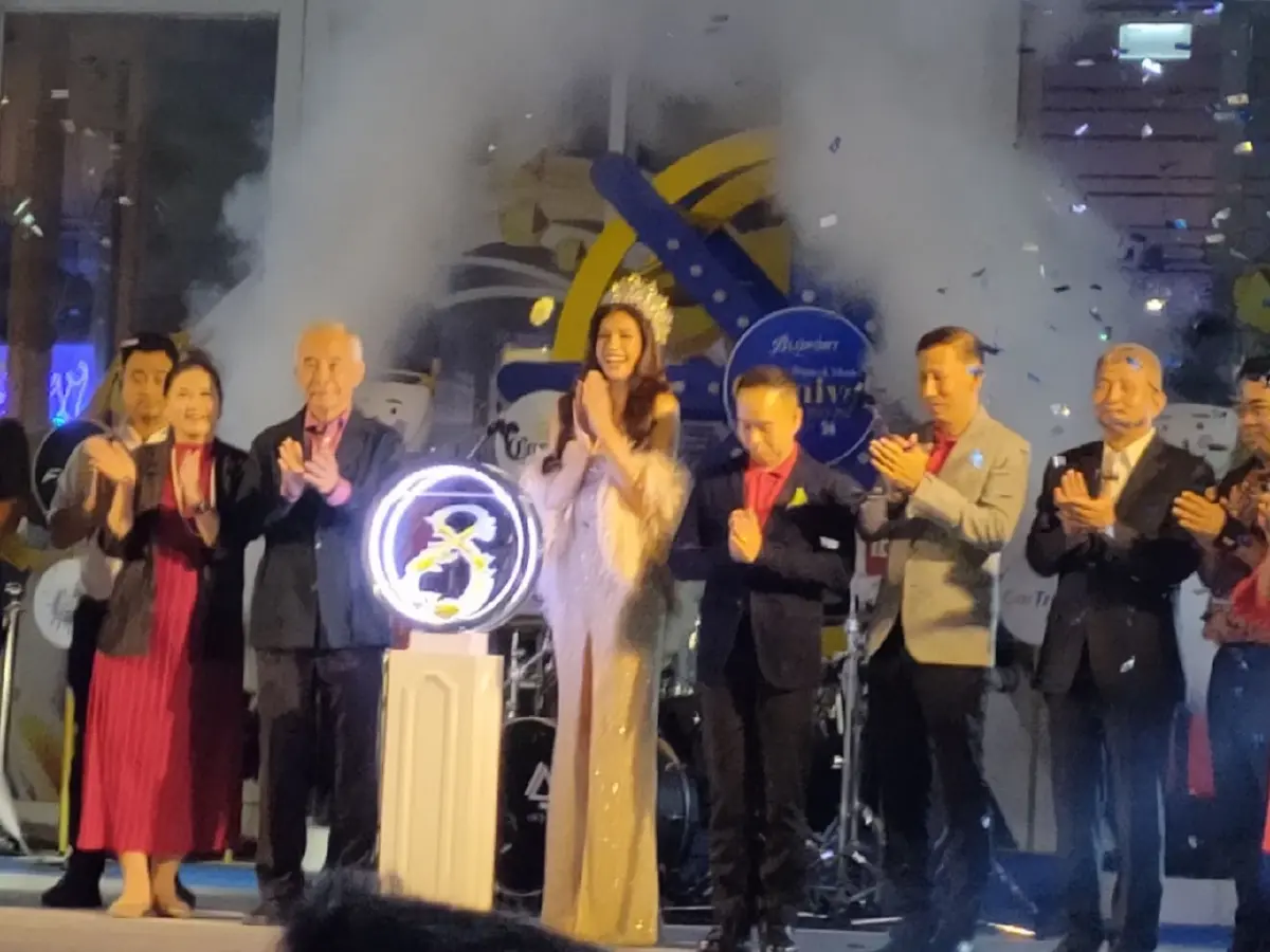 ฉลองครบรอบ 8 ปี และเทศกาลเปิดไฟต้นคริสต์มาสยักษ์ที่สูงที่สุดในเมืองหัวหิน