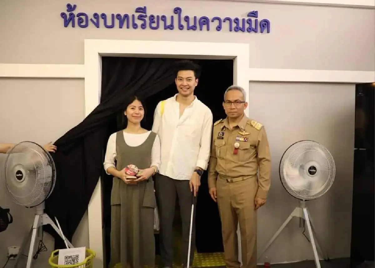 นายอยุกูล ปีดแก้ว ปลัดพม.ถ่ายภาพกับผู้มาร่วมงาน