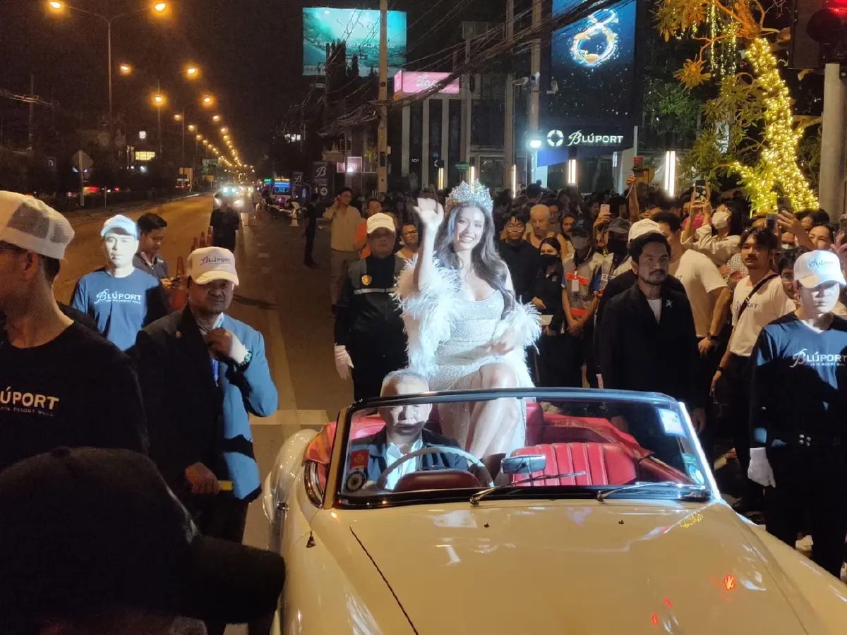 ฉลองครบรอบ 8 ปี และเทศกาลเปิดไฟต้นคริสต์มาสยักษ์ที่สูงที่สุดในเมืองหัวหิน