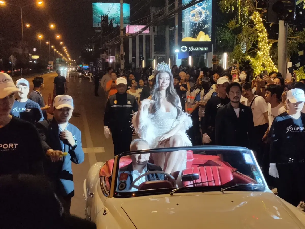 ฉลองครบรอบ 8 ปี และเทศกาลเปิดไฟต้นคริสต์มาสยักษ์ที่สูงที่สุดในเมืองหัวหิน