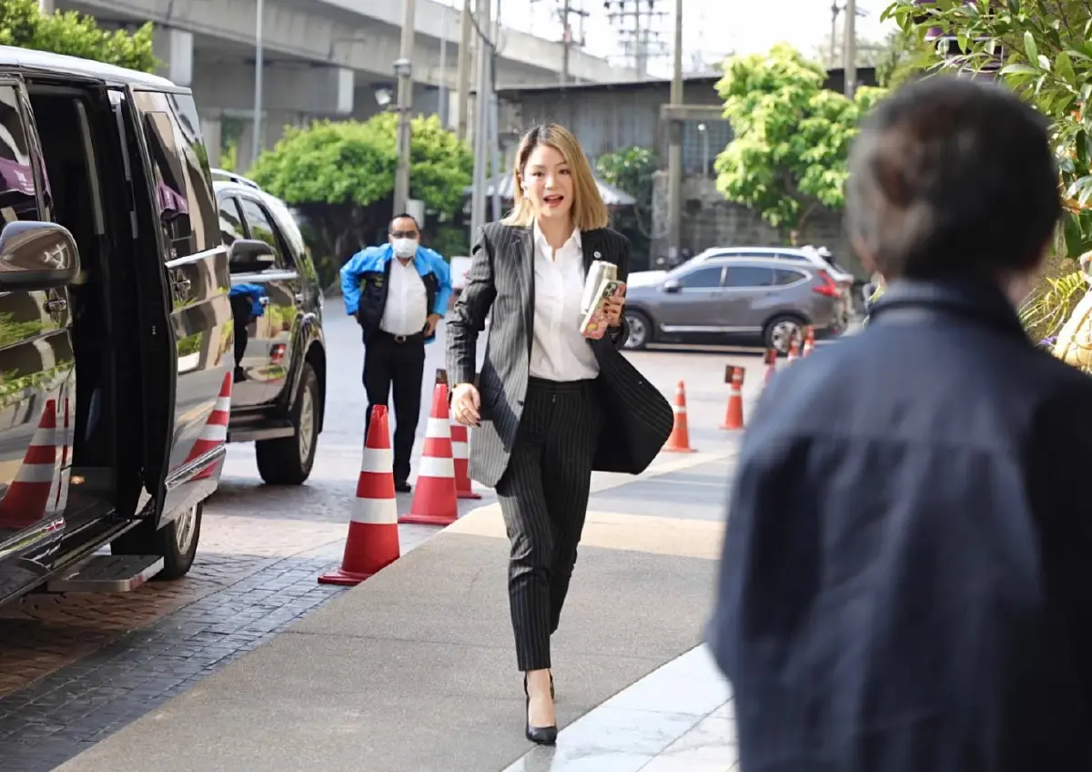 'มาดามเดียร์'  พร้อมรับผลไม่ว่าแพ้หรือชนะ ยันไม่ได้มาเป็นตัวแทนอภิสิทธิ์
