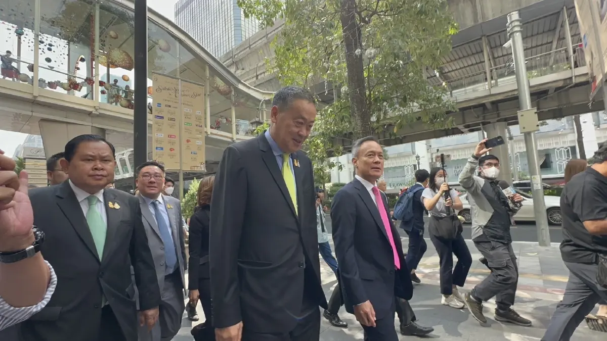 นายกเดินแยกราชประสงค์ เช็คสถานการณ์ฝุ่น เร่งเปลี่ยนผ่านไปใช้รถ EV