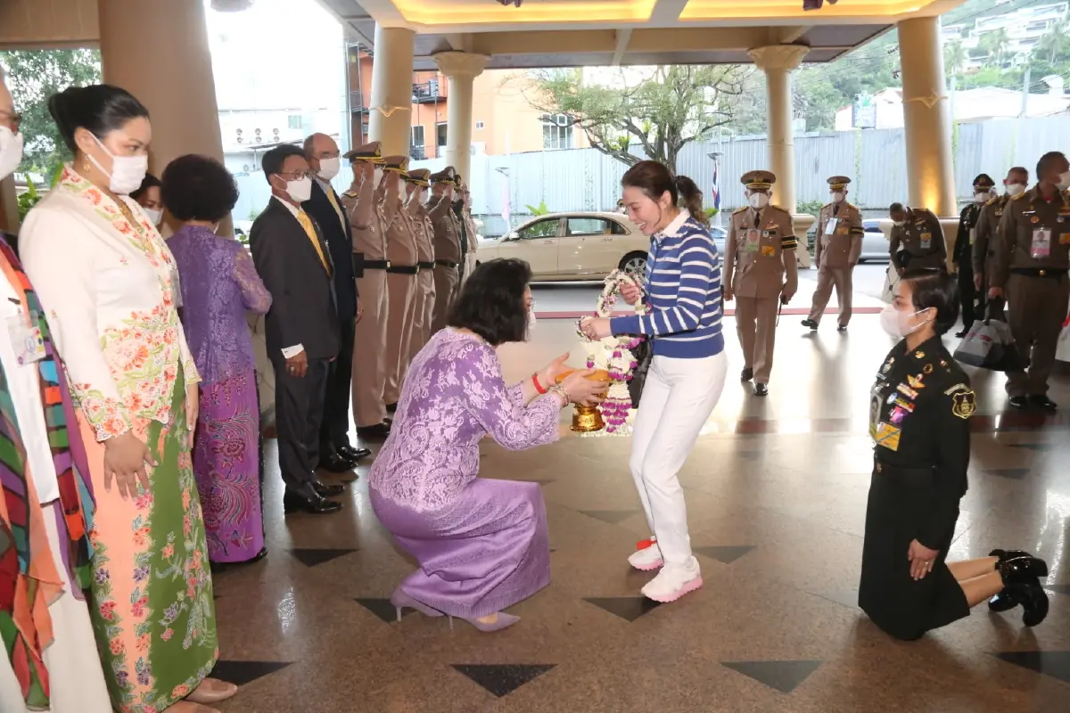 ราชินีทรงร่วมการแข่งขันในทีมเรือใบภูเก็ตคิงส์คัพรีกัตต้าฯ