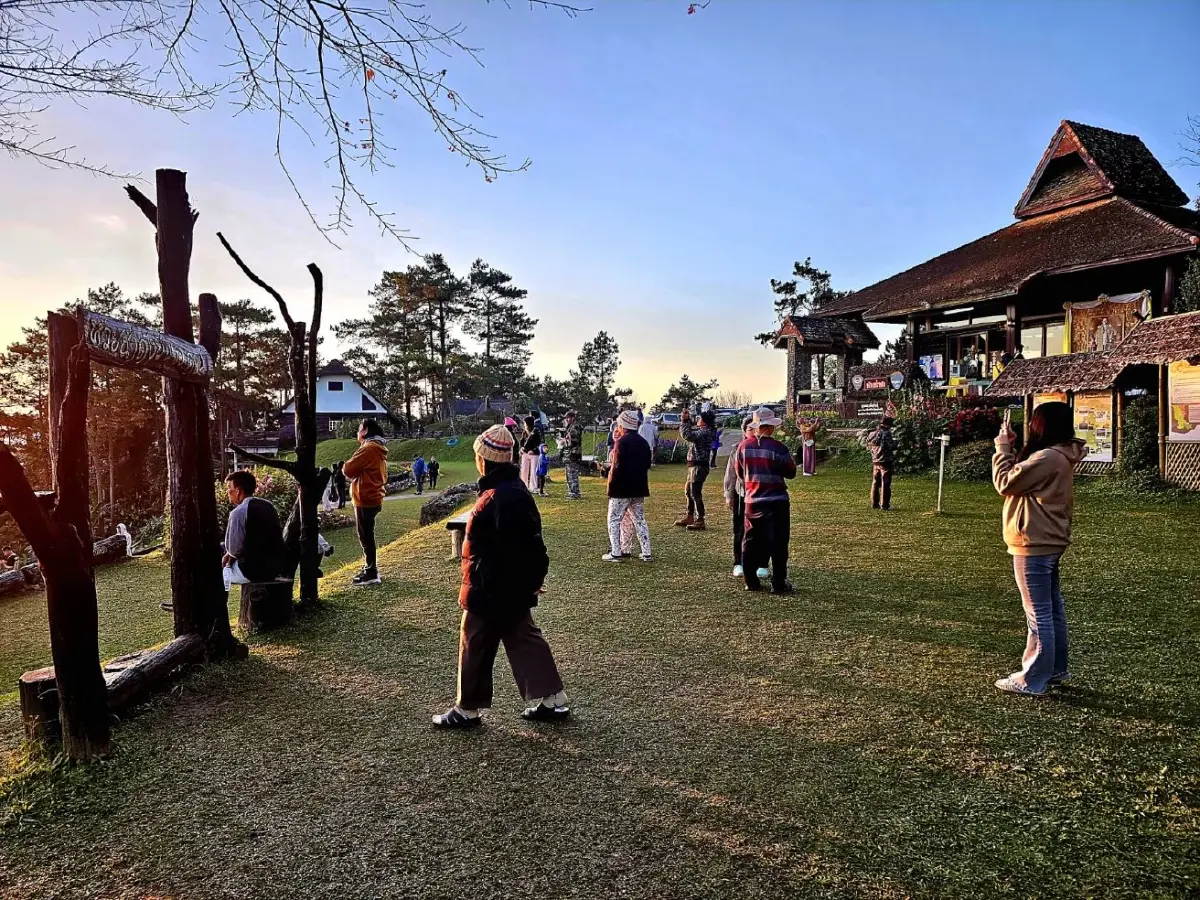 นักท่องเที่ยวล้นอุทยานฯห้วยน้ำดังรอรับเคาท์ดาวน์ปี67