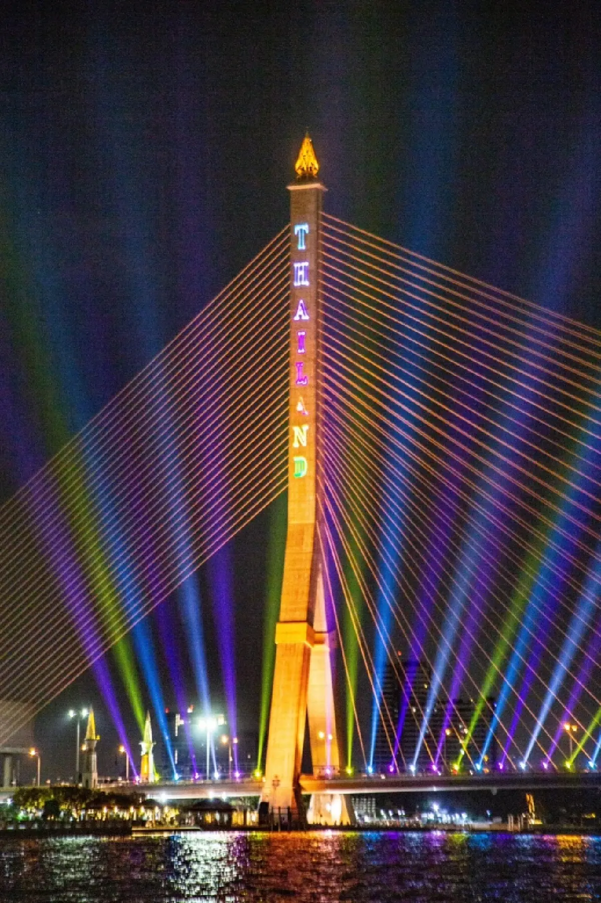 “วิจิตร แสงแห่งสยาม" สีสันยามค่ำคืนที่สะพานพระราม 8