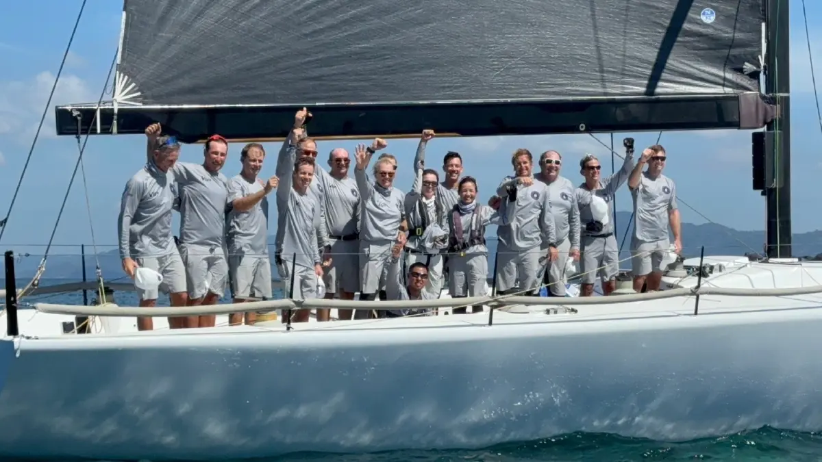 ราชินีทรงร่วมการแข่งขันในทีมเรือใบภูเก็ตคิงส์คัพรีกัตต้าฯ