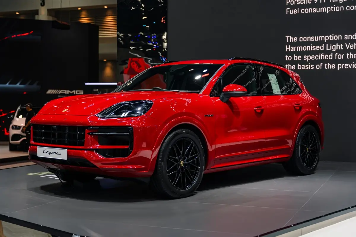 Cayenne E-Hybrid และ Cayenne E-Hybrid Coupe’  รถสปอร์ต SUV หนึ่งในเจเนอเรชั่นที่ได้รับการอัพเกรตครอบคลุมมากที่สุดครั้งหนึ่งในประวัติศาสตร์ที่ยังคงไว้ซึ่ง DNA ของปอร์เช่อย่างครบถ้วน