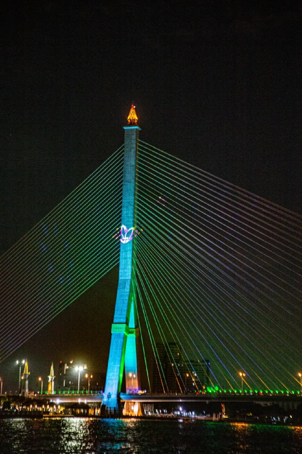 “วิจิตร แสงแห่งสยาม" สีสันยามค่ำคืนที่สะพานพระราม 8