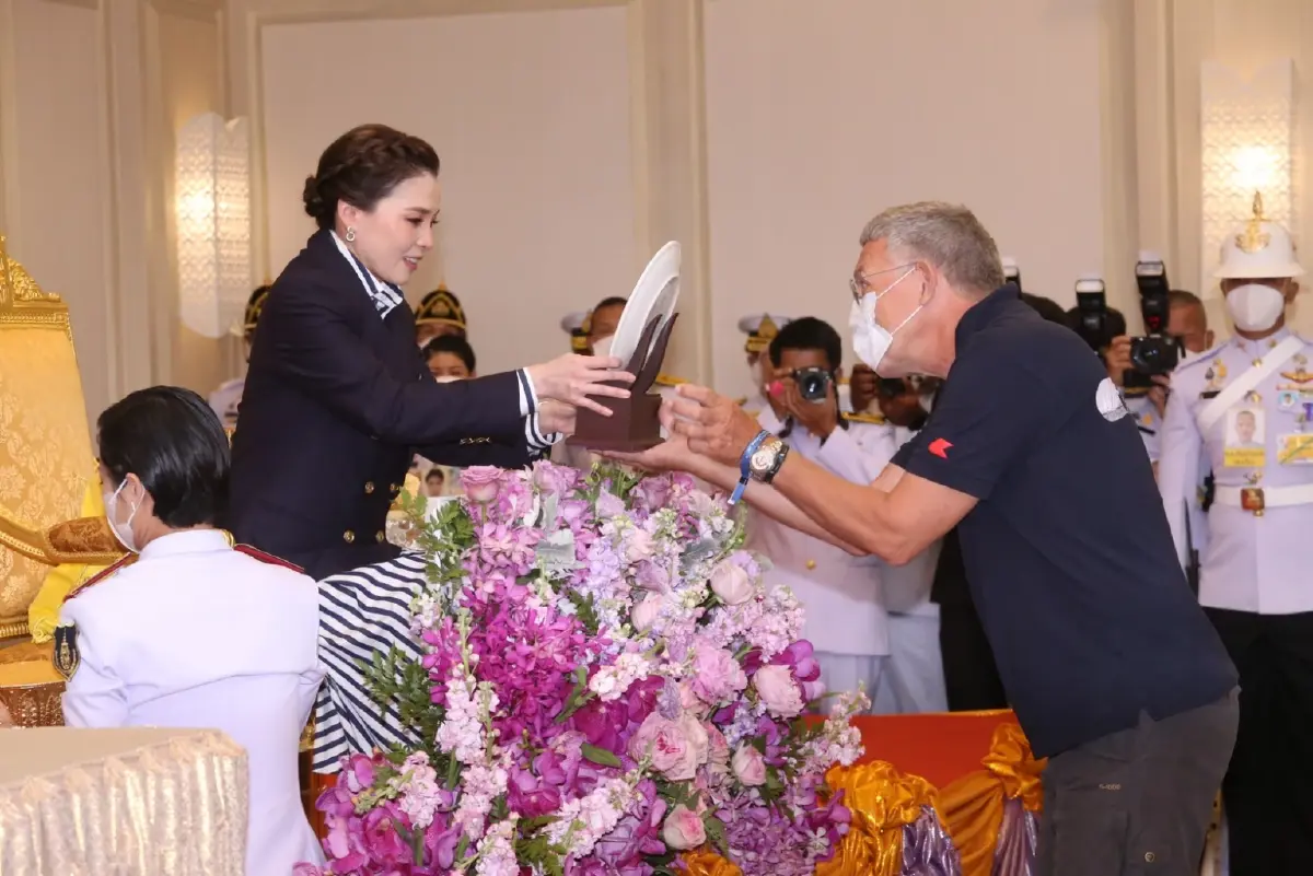 สมเด็จพระนางเจ้าฯพระบรมราชินี พระราชทานรางวัล 'ภูเก็ตคิงส์คัพรีกัตต้า'