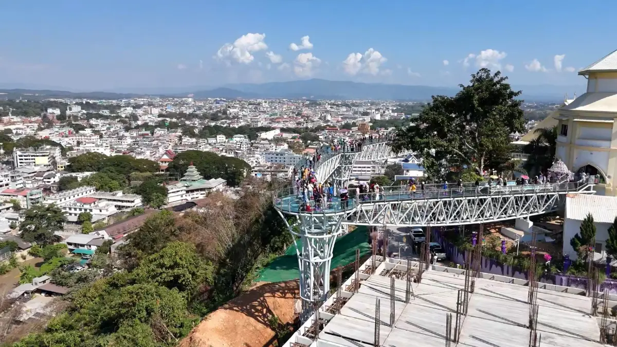 นักท่องเที่ยวนับหมื่น! แห่ขึ้นสกายวอล์ค"ดอยเวา" ส่งท้ายปี 66