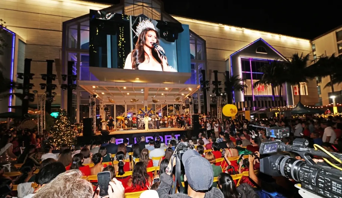 ฉลองครบรอบ 8 ปี และเทศกาลเปิดไฟต้นคริสต์มาสยักษ์ที่สูงที่สุดในเมืองหัวหิน