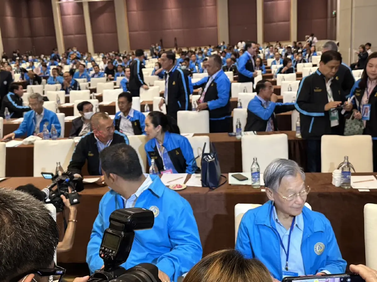 ชิงหัวหน้าพรรคปชป. เดือด อภิสิทธิ์ลาออกจากพรรค เดินออกห้องประชุมทันที!