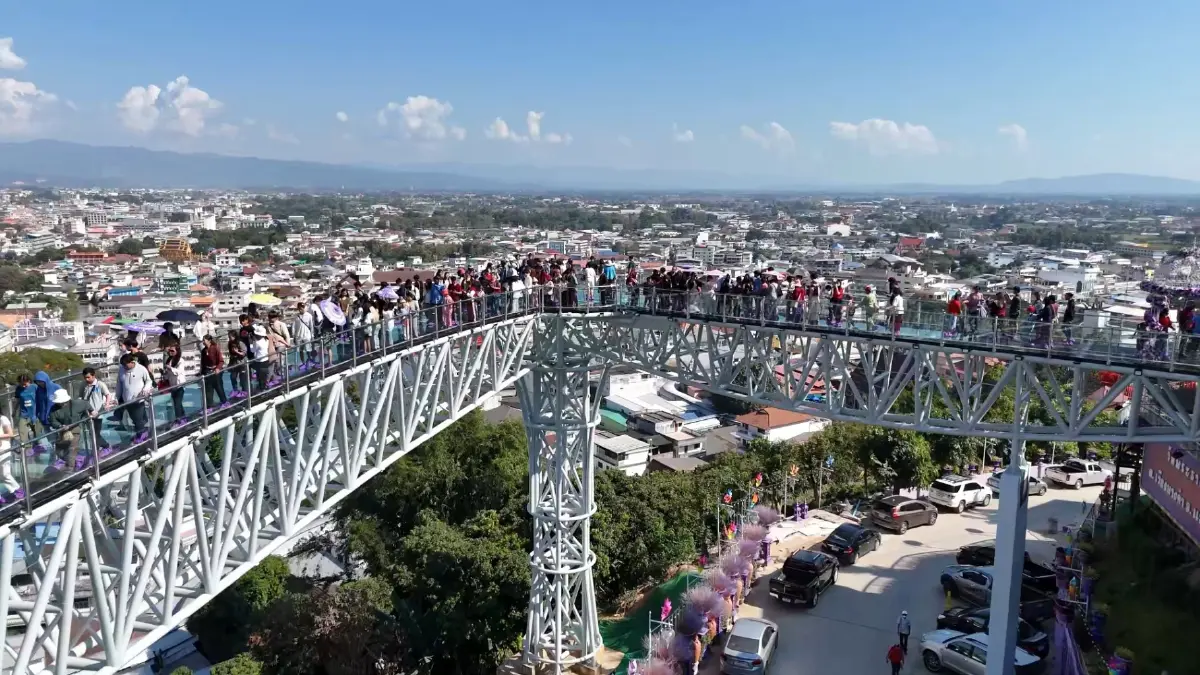 นักท่องเที่ยวนับหมื่น! แห่ขึ้นสกายวอล์ค"ดอยเวา" ส่งท้ายปี 66
