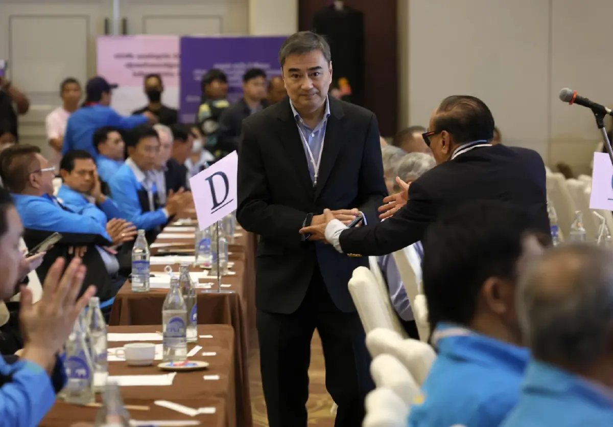 ชิงหัวหน้าพรรคปชป. เดือด อภิสิทธิ์ลาออกจากพรรค เดินออกห้องประชุมทันที!