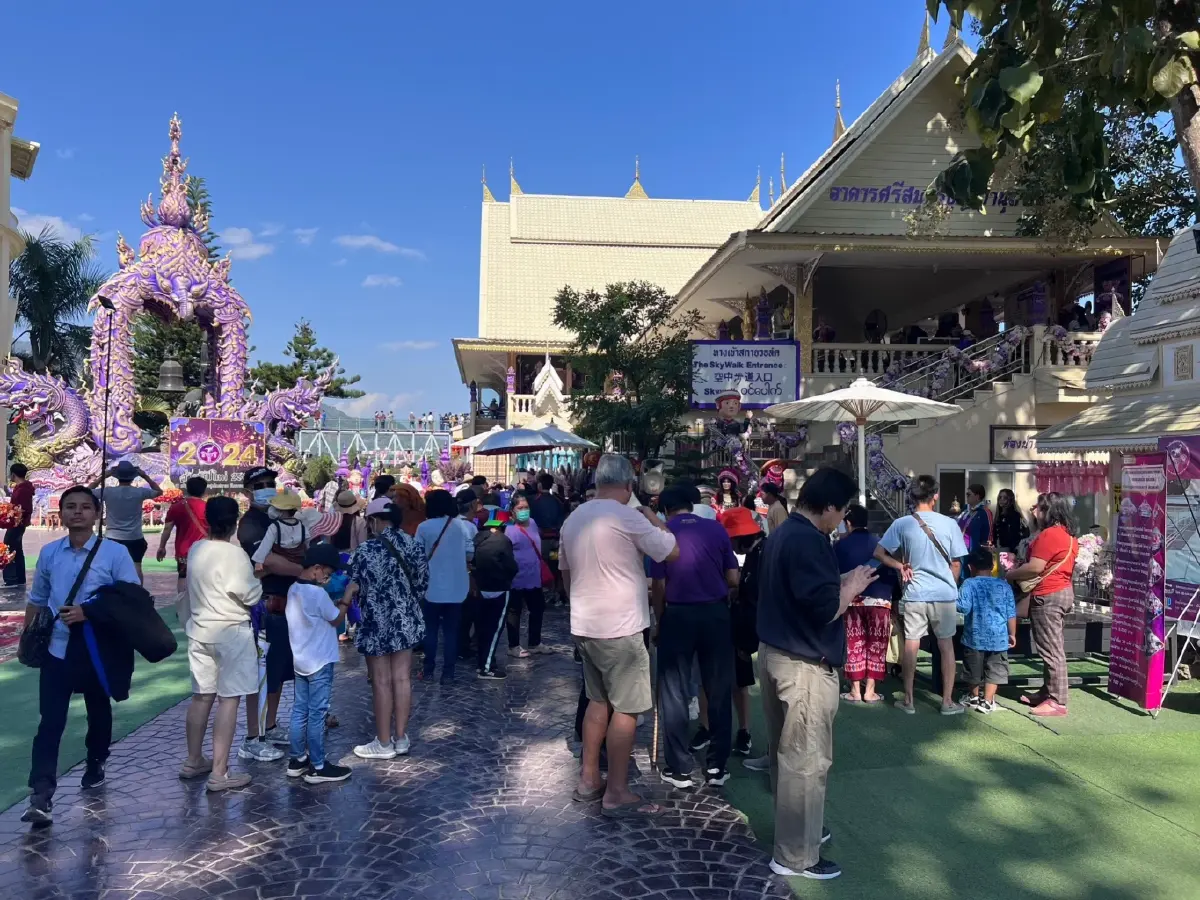 นักท่องเที่ยวนับหมื่น! แห่ขึ้นสกายวอล์ค"ดอยเวา" ส่งท้ายปี 66