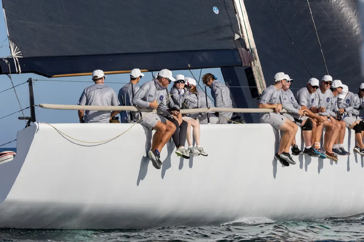 ราชินีทรงร่วมการแข่งขันในทีมเรือใบภูเก็ตคิงส์คัพรีกัตต้าฯ